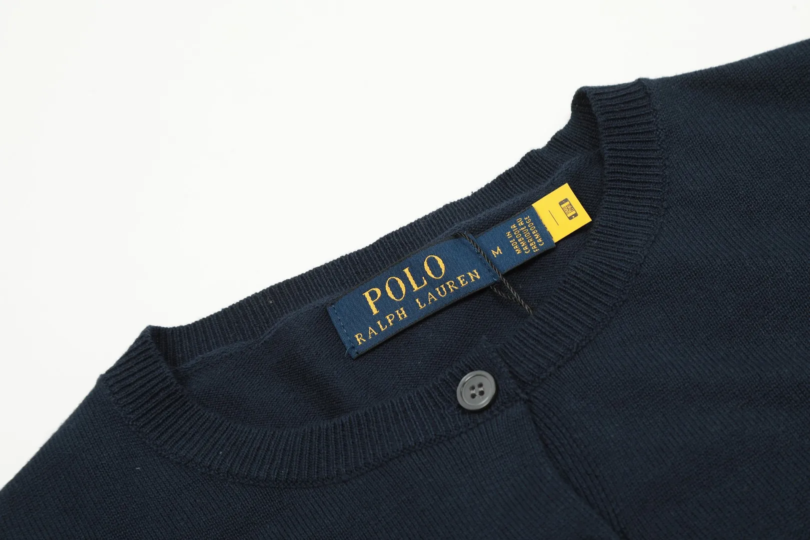 P190 Top quality" Style number: DS010# [Ralph Lauren solid color round neck basic pony embroidered logo knitted cardigan long sleeves] ✅Ralph Lauren Ralph Lauren classic basic versatile jersey cardigan long-sleeved small jacket ✅Main supplier of platform live broadcast wholesale entity ✅ZP quality 1:1 version can scan the code to enter the GF website Counter quality ✅Detailed quality is the only one in Guangzhou Imported quality cotton yarn focuses on high-end and cost-effective Needless to say good quality. ✅The version is restored to the original. Loose, comfortable and stress-free. Simple is high-end. Classic is timeless. ✅The upper body is simple and easy to match. A must-have for goddess ootd. Good-looking clothes are never picky. A must-have in the goddess’ wardrobe. Size: S-XL. Color: off-white, light blue, pink, khaki, military green, gray, navy blue, black, Chinese red, mint green.